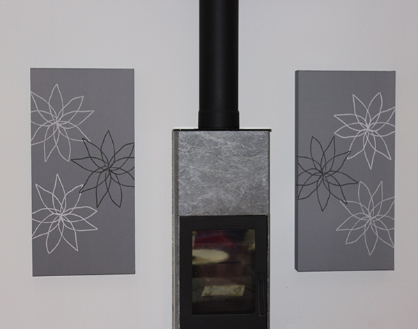Akustiktavla grå ljudabsorbent på vägg med blommotiv