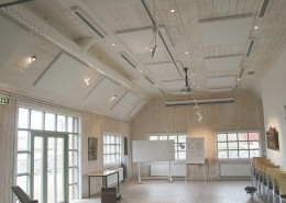 Palett ljudabsorbent monterad i tak och på vägg