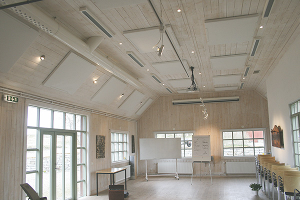 Palett ljudabsorbent monterad i tak och på vägg