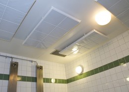 Renett ljudabsorbent för hygienutrymmen monterad i tak