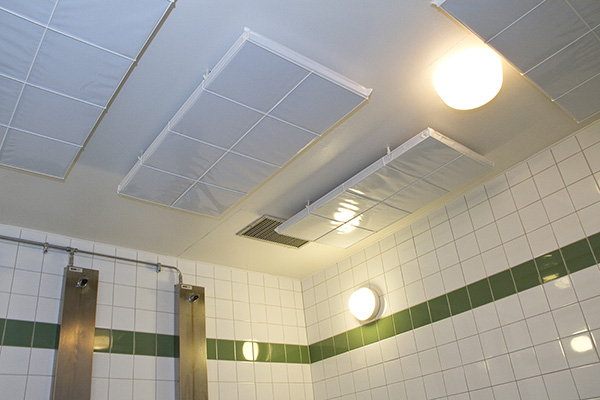 Renett ljudabsorbent för hygienutrymmen monterad i tak
