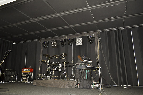 Ljuddämpande gardiner i svart bakom scen