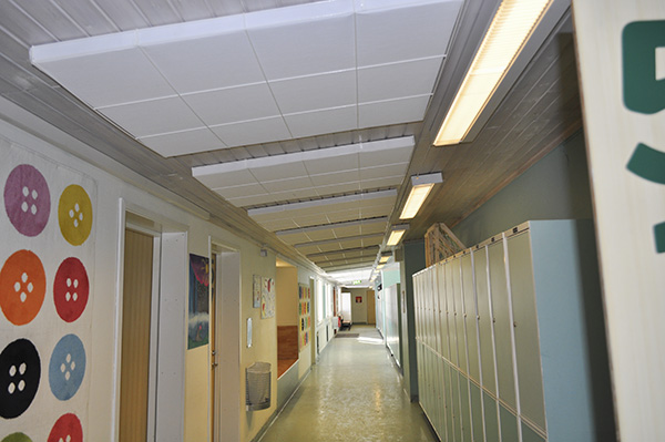 Sonett ljudabsorbent i trådkorg monterad i tak i korridor