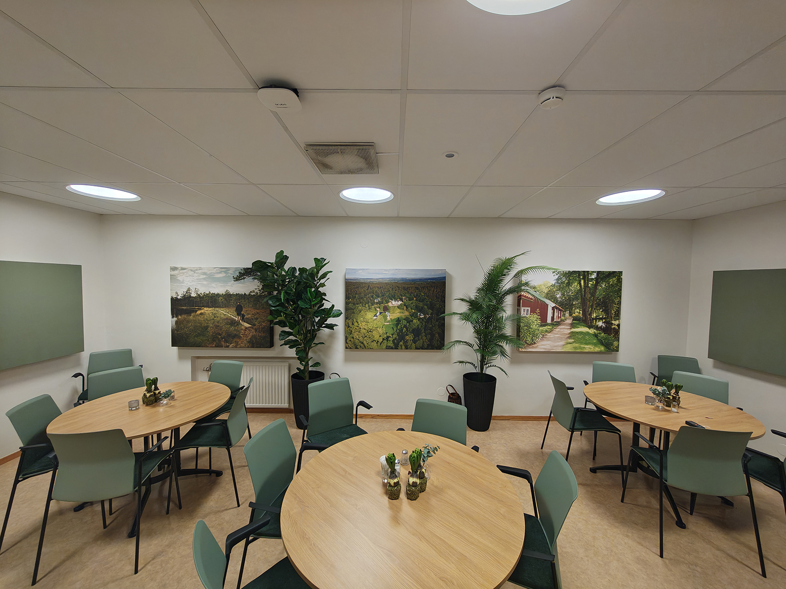 Akustiktavlor med kundanpassade motiv och Absoflex Flex väggabsorbenter i lunchrum