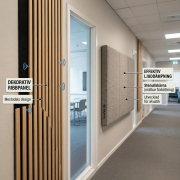 Inredning med dekorativ ribbpanel och effektiv väggabsorbent från Absoflex i kontorsmiljö.